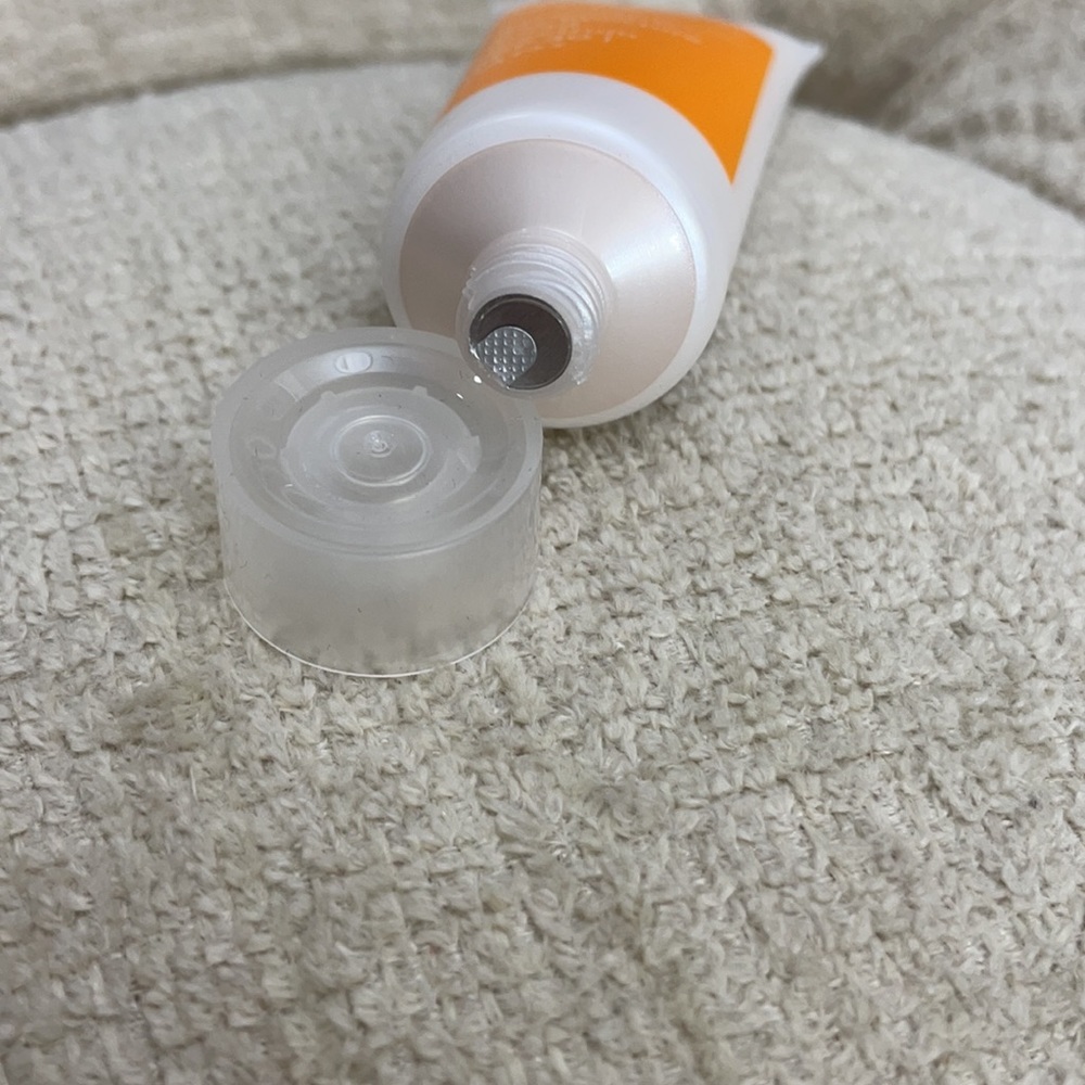 Murad Essential-C Day Moisture Broad Spectrum SPF - Picture 4 of 6